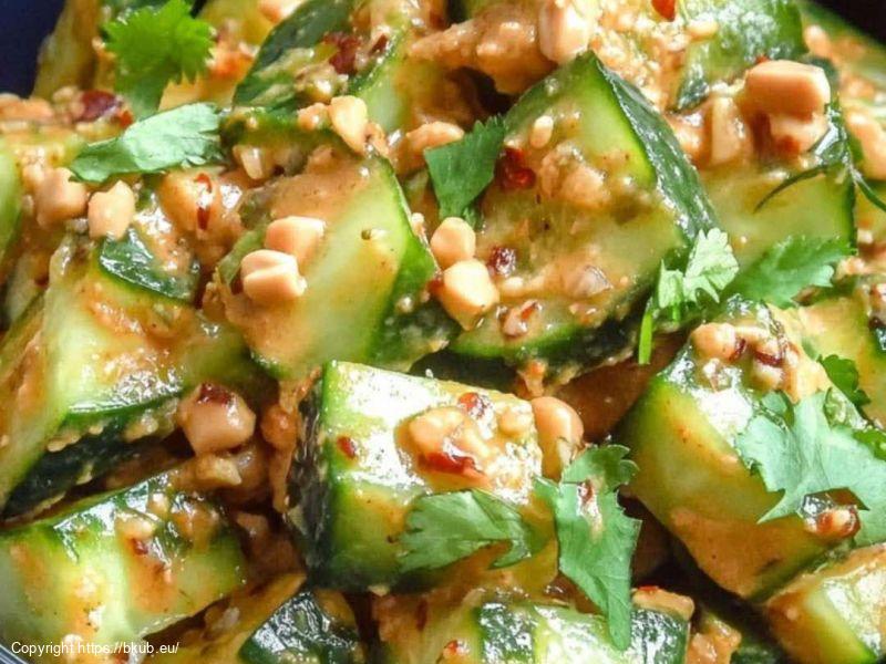 Gurkensalat in würziger Erdnusssauce 